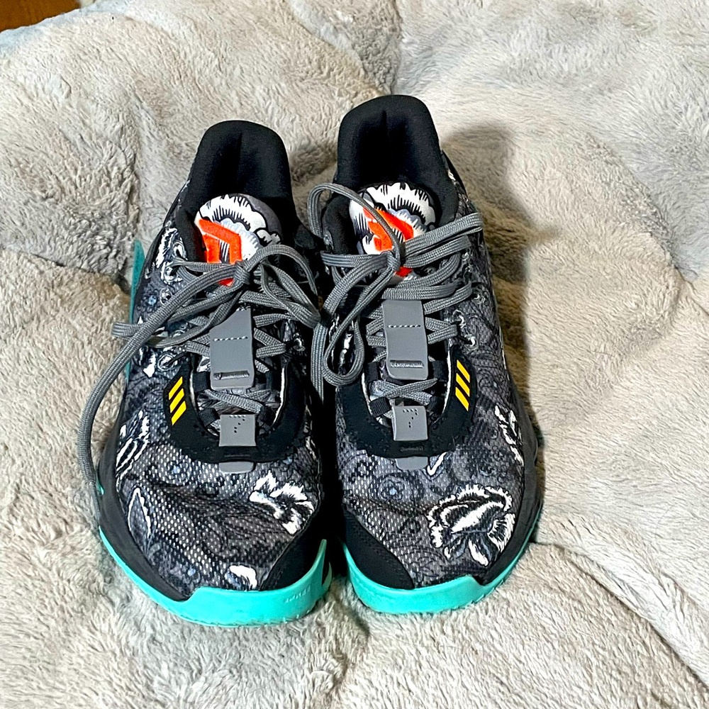 Adidas Dame 7 size 6 1/2 unisex. Like new! Only worn a few times! Regular fit